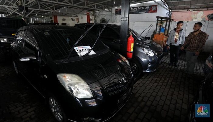 News 14 calon pembeli melihat mobil bekas yang di jual di showroom ngawi jaya motor pamulang tangerang selatan kamis 742022 cnbc indon 11 169 Daftar Startup Jual Beli Mobil Bekas, Valuasinya Triliunan Mitra IT | Your Trusted & Reliable Software Solutions mobil bekas