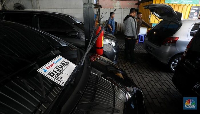 News 12 calon pembeli melihat mobil bekas yang di jual di showroom ngawi jaya motor pamulang tangerang selatan kamis 742022 cnbc indon 9 169 Cerita Pengalaman Beli Mobkas Online di Marketplace Mitra IT | Your Trusted & Reliable Software Solutions marketplace