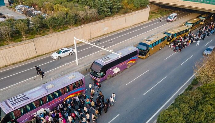 News 13 zhengzhou china october 30 foxconn employees take shuttle buses to head home on october 30 2022 in zhengzhou henan province of 2 169 Buruh Pabrik iPhone Kabur, Negara Ini Ketimpa Durian Runtuh Mitra IT | Your Trusted & Reliable Software Solutions iphone