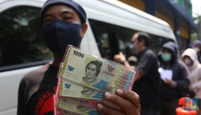 News 10 warga mengantre untuk menukarkan uang rupiah kertas baru tahun emisi te 2022 di pasar tebet barat jakarta selatan rabu 2482022 6 169 Era 3 Jenis Rupiah Sudah Dekat, BI Beberkan Perbedaannya Mitra IT | Your Trusted & Reliable Software Solutions rupiah