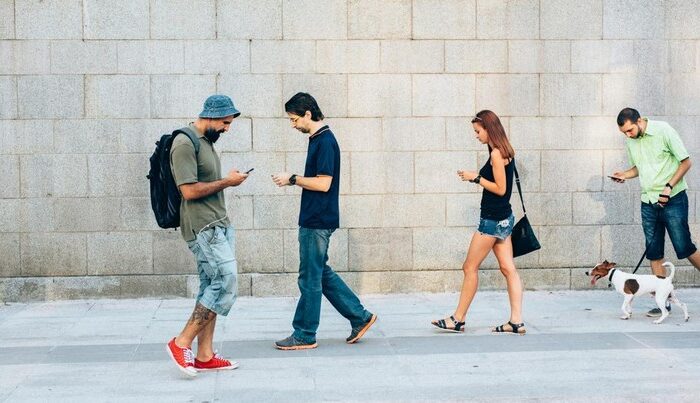 News 13 ilustrasi orang bermain handphone getty imagesfiladendron 169 Mitra IT | Your Trusted & Reliable Software Solutions