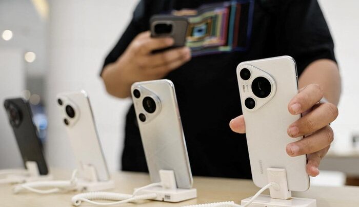 News 9 seorang pelanggan melihat smartphone seri huawei pura 70 baru saat model seri tersebut mulai dijual di toko huawei di beijing 169 Mitra IT | Your Trusted & Reliable Software Solutions