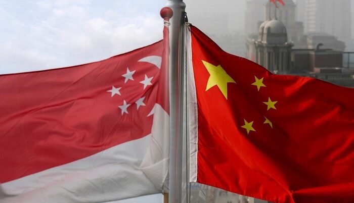 News 10 foto kolase bendera singapura dan bendera china 169 Mitra IT | Your Trusted & Reliable Software Solutions