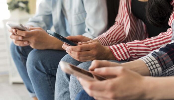 News 14 ilustrasi orang bermain handphone getty imagesfiladendron 1 169 Mitra IT | Your Trusted & Reliable Software Solutions