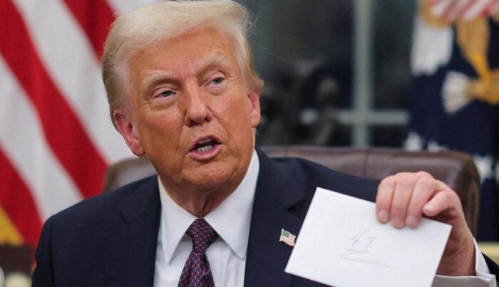 News 9 presiden as donald trump mengangkat surat dari mantan presiden joe biden saat ia mengeluarkan perintah eksekutif dan pengampun 169 Mitra IT | Your Trusted & Reliable Software Solutions