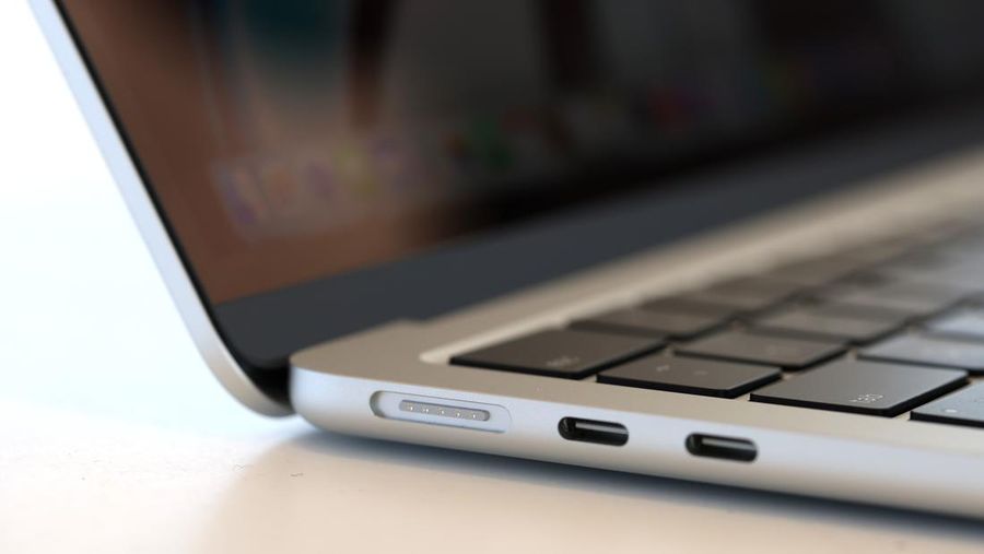 laptop macbook air yang baru didesain ulang ditampilkan selama wwdc22 di apple park pada 06 juni 2022 di cupertino california 1 169  Mitra IT | Your Trusted & Reliable Software Solutions